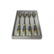 К-КТ 4бр. ЛЪЖИЧКИ ЗА КАФЕ/ЧАЙ С ДРЪЖКИ НА ЦВЕТЯ С ПЕПЕРУДИ В ПОД. КУТ. 14,8см