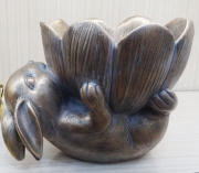СУВЕНИР ЗАЕК С ПОСТ.ЦВЕТЕ 20*15.5см 